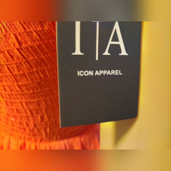 Statement Red: Icon Apparel's Vibrant Short-Sleeve Dress in Size M - Picture 12 of 16